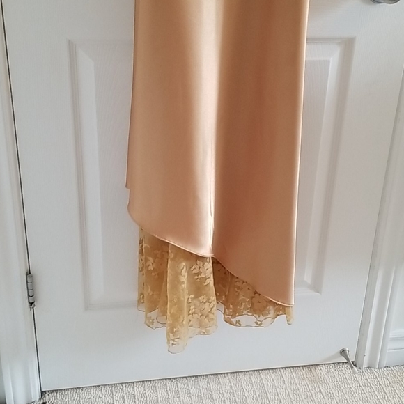 Gold dress - Picture 2 of 5